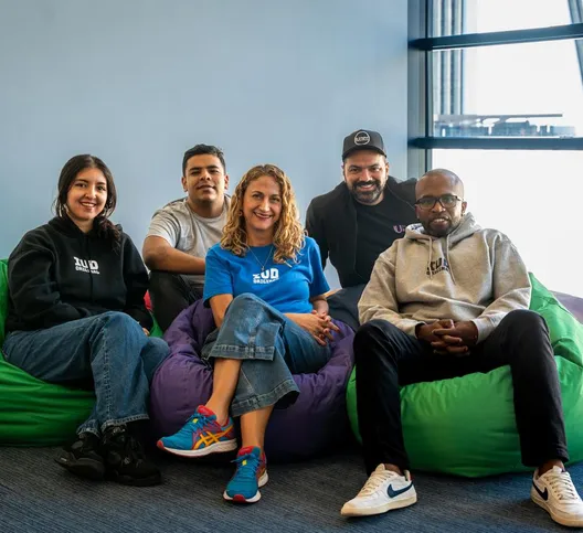 Equipo de Comunicaciones, speaker de AcademIA Summit 2026